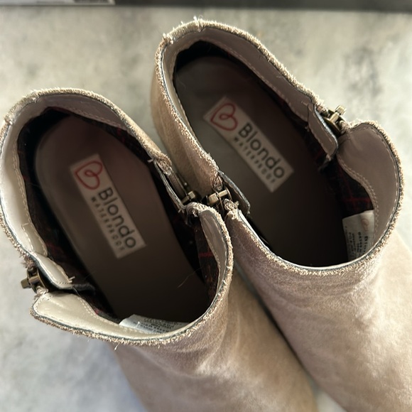 BLONDO Mushriom Suede Waterproof Dual Side Zip Wood Stacked Heel Bootie - Picture 8 of 9